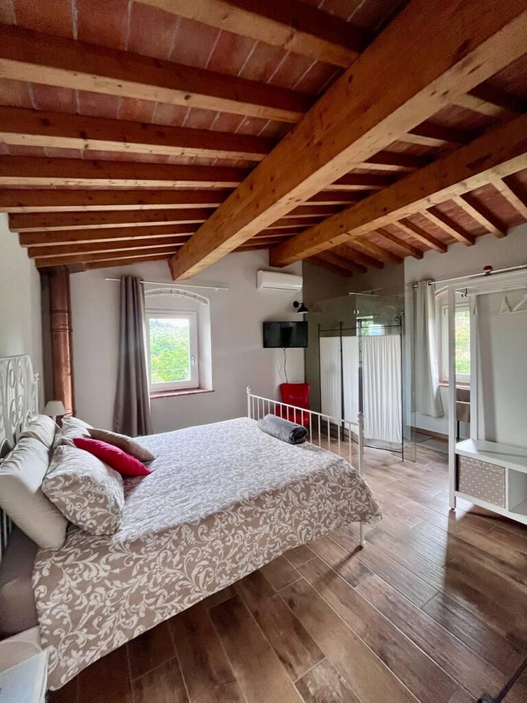 Camera Tortora del Matana B&B con travi in legno