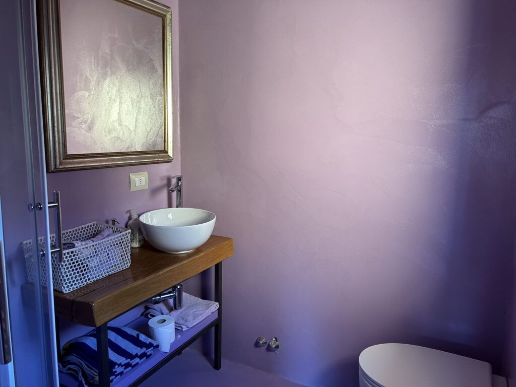 Lavabo ricavato da una quercia del giardino del Matana B&B