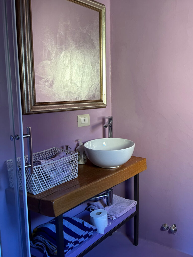 lavabo del bagno in camera verde