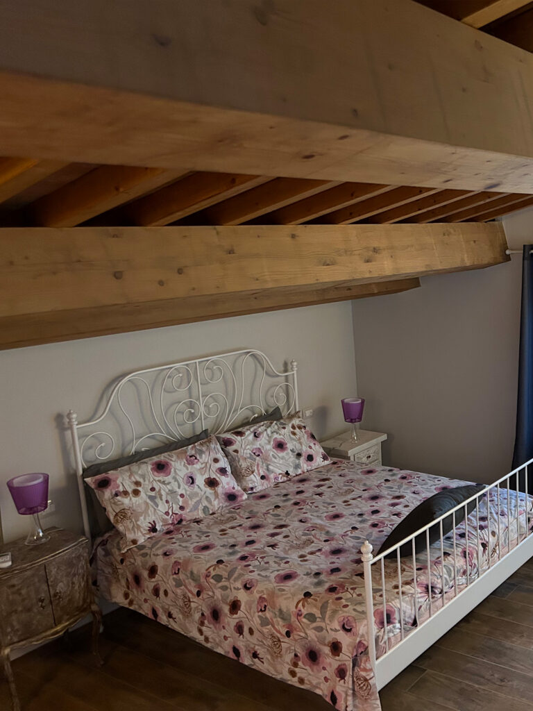 Letto matrimoniale della camera lilla del Matana B&B