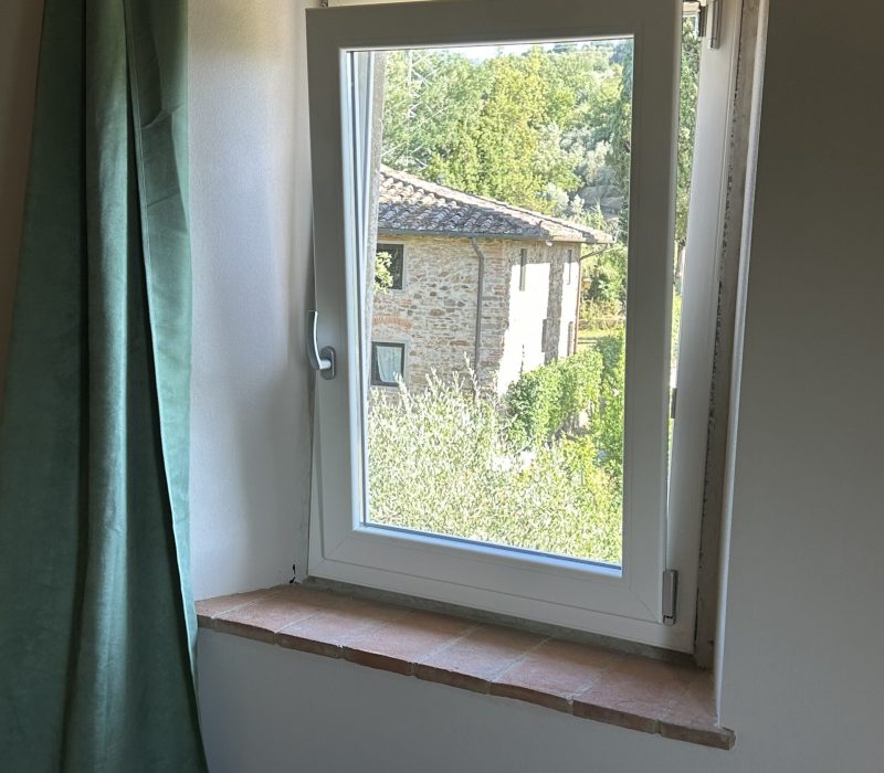 vista di uno scorcio dalla finestra della camera tortora
