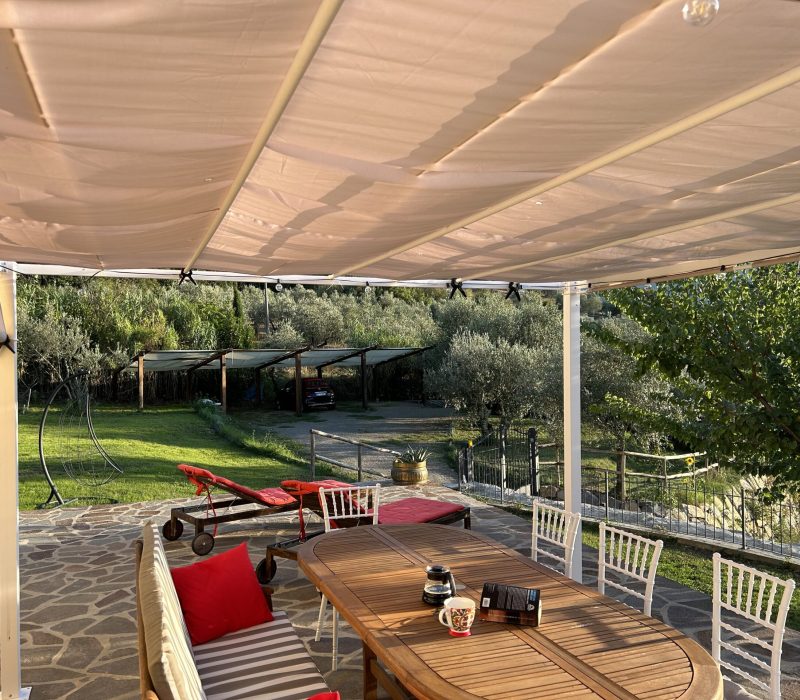 zona colazioni estive e terrazza e giardino del Matana B&B a Carmignano