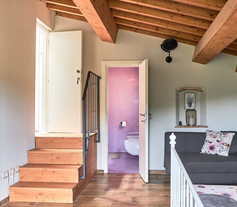 ingresso nella camera lilla con bagno privato