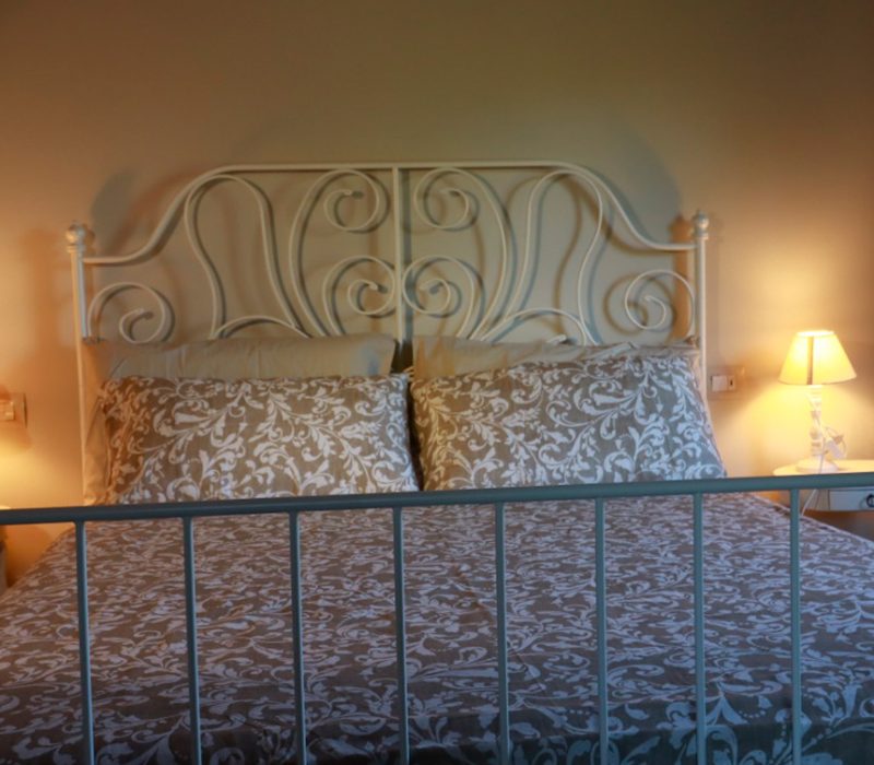 letto matrimoniale nella camera tortora